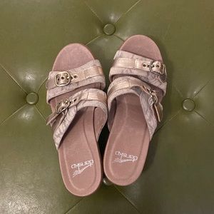 Dansko NWOT Wedge Sandals 38